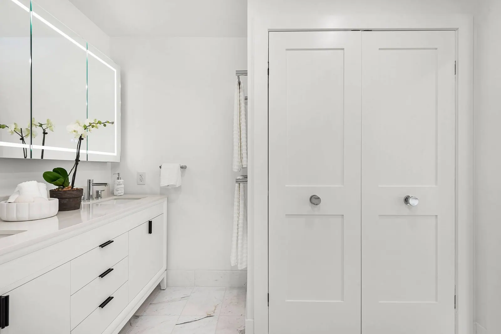 Spa Retreat, Primary bathroom by Kathryn Interiors