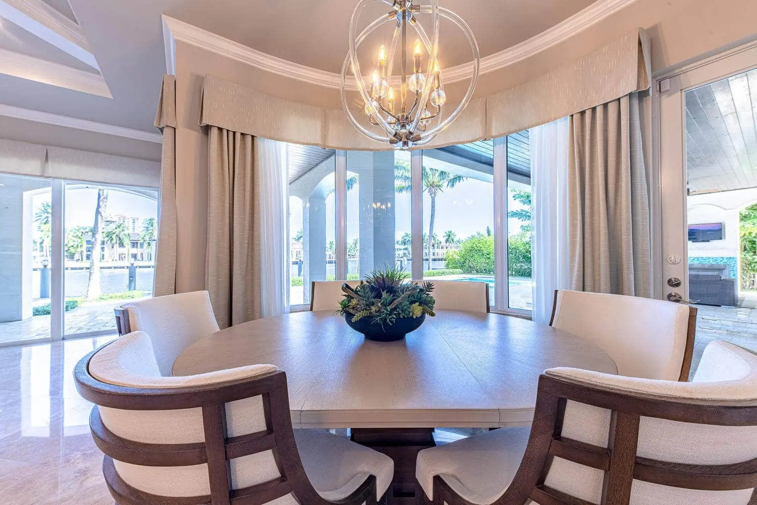 A Real Dream On The Intracoastal, Living room by Kathryn Interiors
