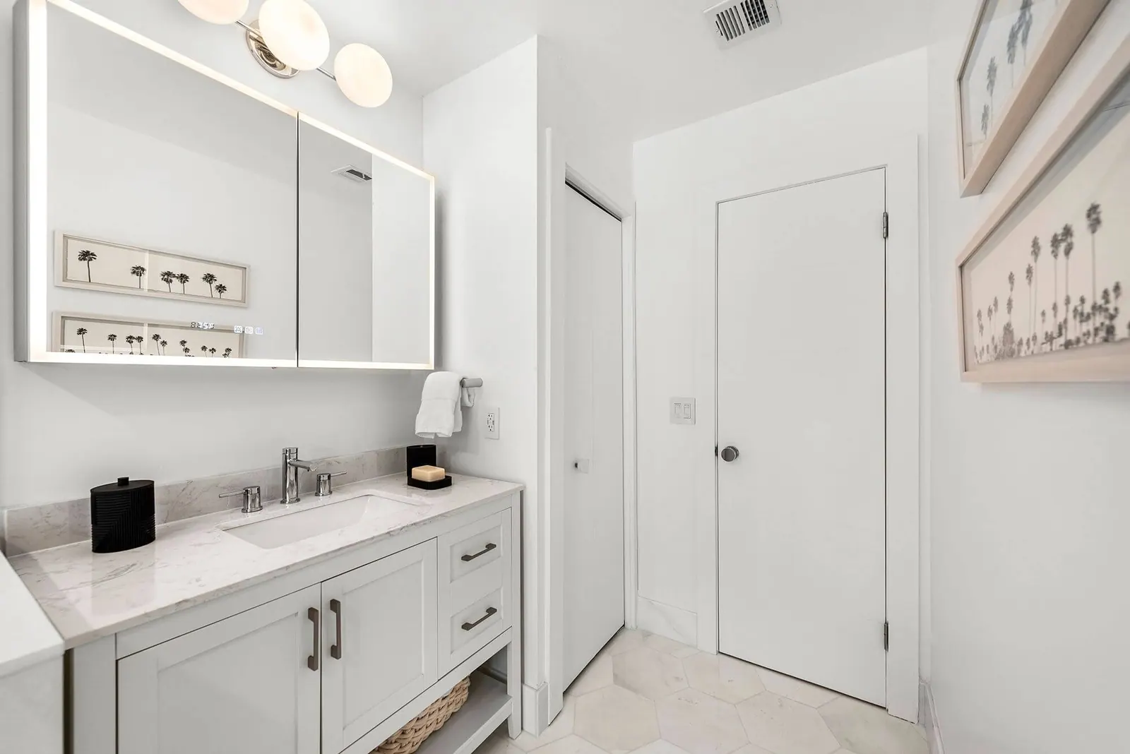 Modernized Cabana Bath, Cabana bath by Kathryn Interiors