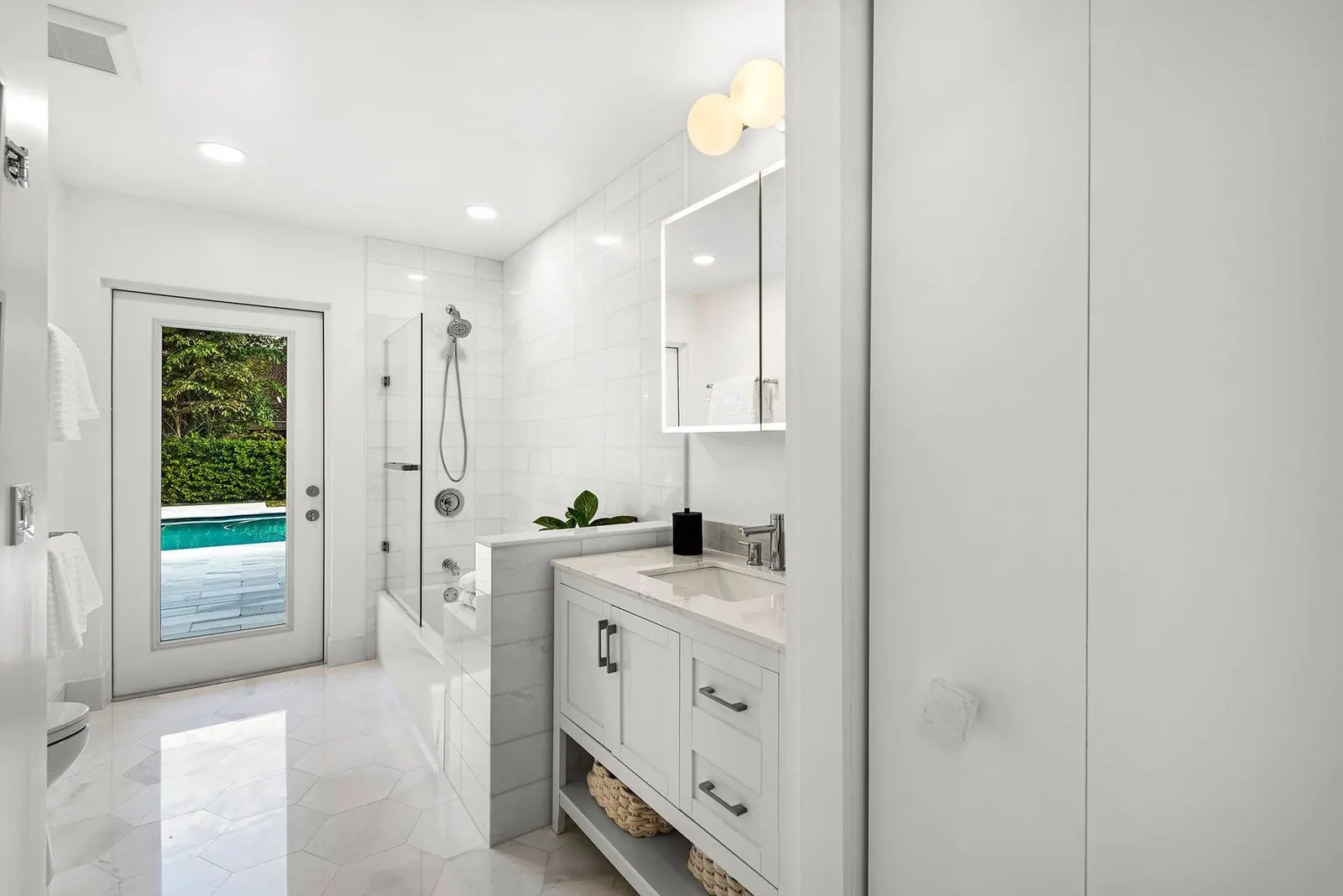 Modernized Cabana Bath, Cabana bath by Kathryn Interiors