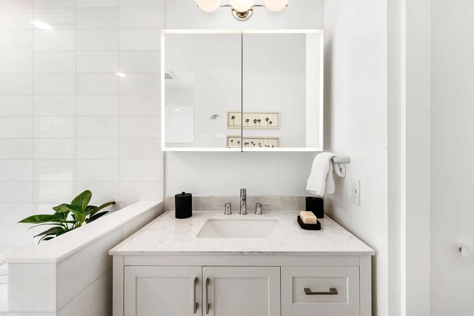 Cabana bath, Modernized Cabana Bath by Kathryn Interiors