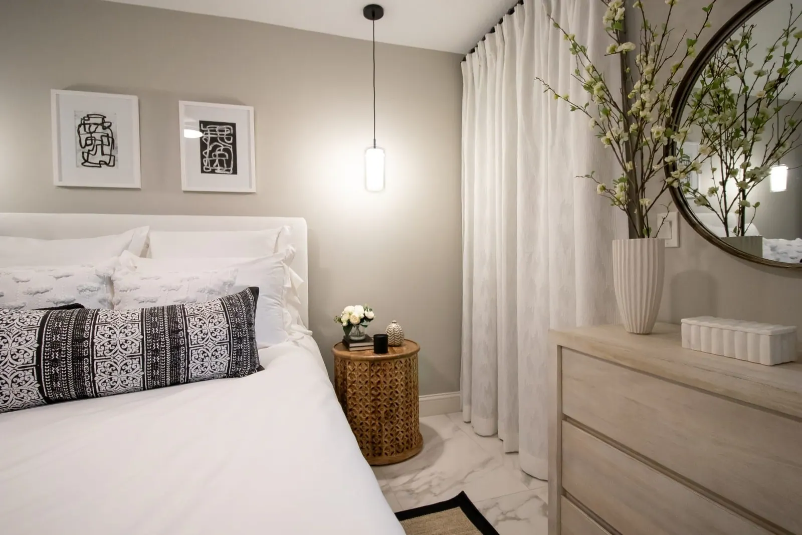 Pinecrest Bedroom, Guest bedroom by Kathryn Interiors