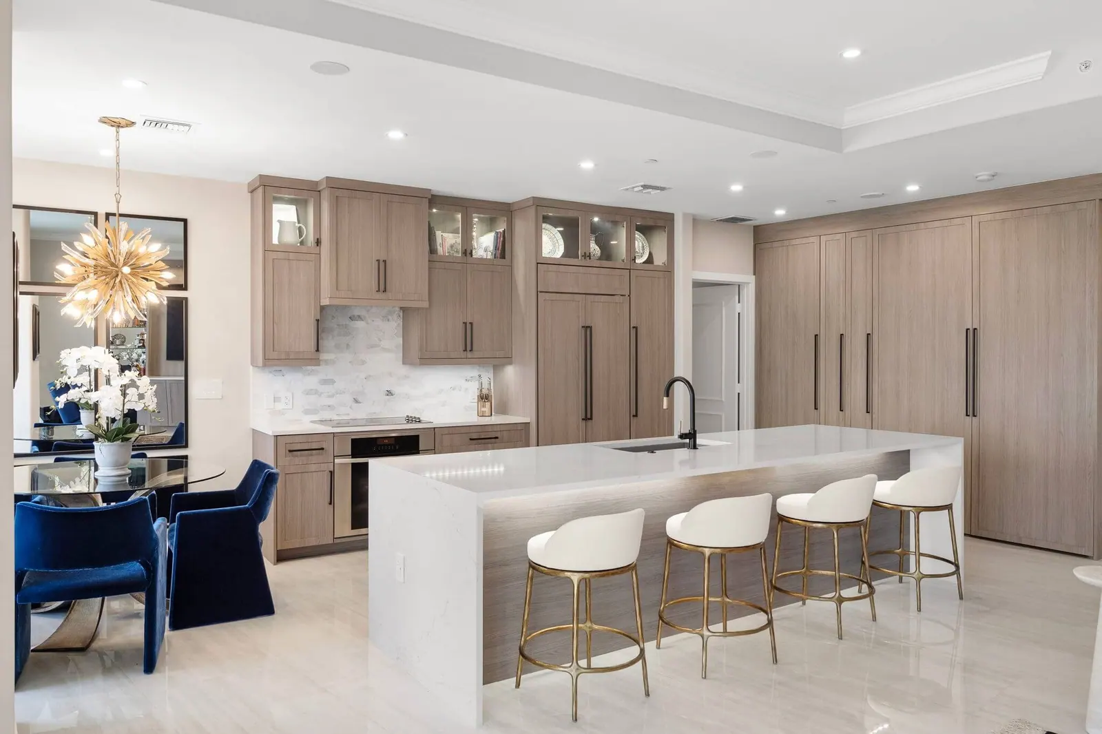 Kitchen, Luxury Waterfront Condo by Kathryn Interiors