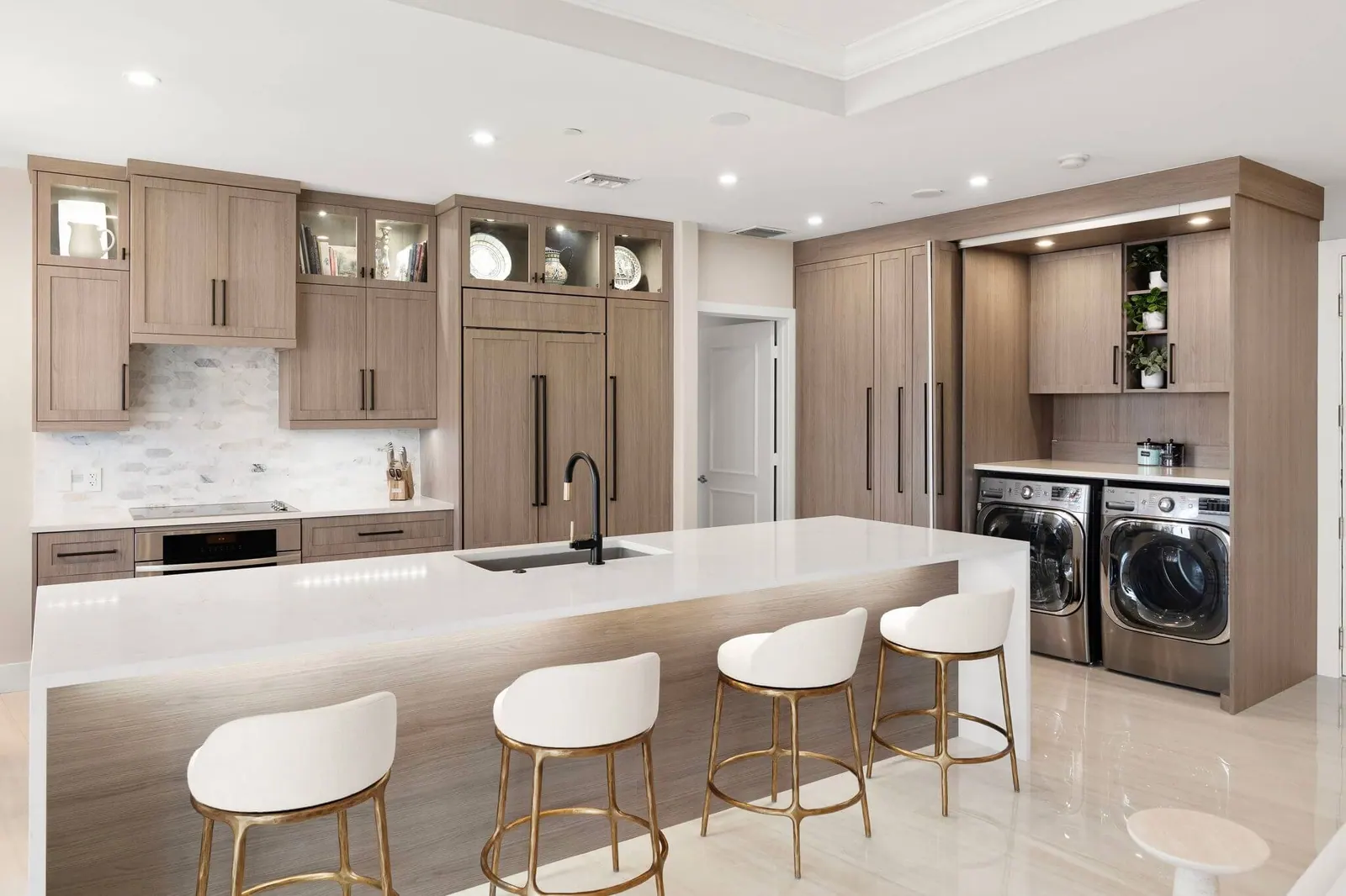 Kitchen and laundry, Luxury Waterfront Condo by Kathryn Interiors